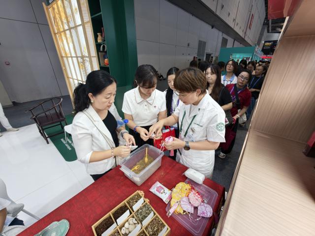 (260923) -- SHANGHAI, Sept. 23, 2026 (Xinhua) -- Visitors make herbal sachets at the booth of Guang'anmen Hospital during the WorldSkills Shanghai 2026 Expo in east China's Shanghai, Sept. 23, 2026. The expo kicked off here on Wednesday. (Xinhua/Xing Guangli)