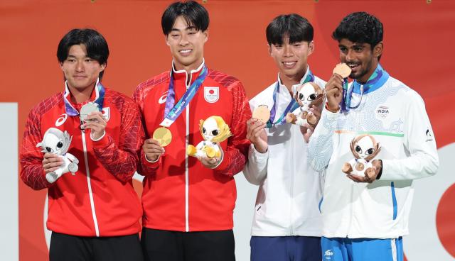 (260923) -- NAGOYA, Sept. 23, 2026 (Xinhua) -- Gold medalist Uematsu Toshiki (2nd L) of Japan, silver medalist Kurosaka Takuya (1st L) of Japan, bronze medalists Chen Po-yi (2nd R) of Chinese Taipei and Jay Meena of India pose for photos during the awarding ceremony for the men's singles of soft tennis event at the 20th Asian Games Aichi-Nagoya 2026 in Nagoya, Japan, Sept. 23, 2026. (Xinhua/Deng Hua)