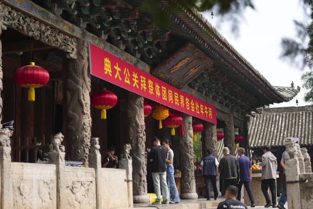 (260923) -- YUNCHENG, Sept. 23, 2026 (Xinhua) -- People visit the Guandi Temple in Haizhou Town, Yuncheng City of north China's Shanxi Province, Sept. 23, 2026. The 37th Guangong Cultural Tourism Festival opened on Wednesday in Haizhou Town, hometown of Guan Yu, a famous general from China's Three Kingdoms period (220-280 A.D.). The event will last until Friday. (Xinhua/Yang Chenguang)