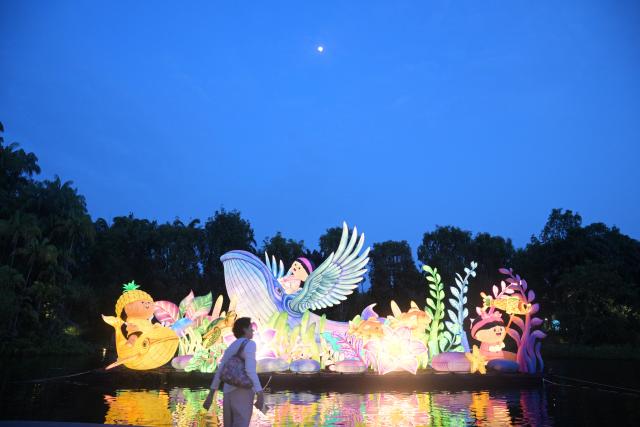 (260923) -- SINGAPORE, Sept. 23, 2026 (Xinhua) -- People view the Mid-Autumn Festival lantern display at Gardens by the Bay in Singapore on Sept. 23, 2026. (Xinhua/Then Chih Wey)