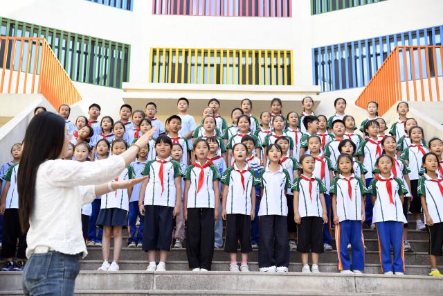 (260923) -- RIZHAO, Sept. 23, 2026 (Xinhua) -- Students participate in a chorus practice at a primary school in Juxian County, east China's Shandong Province, Sept. 23, 2026. A primary school in Juxian County has set up more than 60 student clubs in seven categories, enriching campus life for students and helping them achieve all-round development. (Xinhua/Guo Xulei)