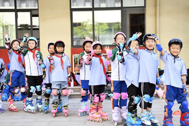 (260923) -- RIZHAO, Sept. 23, 2026 (Xinhua) -- Students practice roller skating at a primary school in Juxian County, east China's Shandong Province, Sept. 23, 2026. A primary school in Juxian County has set up more than 60 student clubs in seven categories, enriching campus life for students and helping them achieve all-round development. (Xinhua/Guo Xulei)