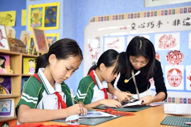 (260923) -- RIZHAO, Sept. 23, 2026 (Xinhua) -- Students practice paper-cutting at a primary school in Juxian County, east China's Shandong Province, Sept. 23, 2026. A primary school in Juxian County has set up more than 60 student clubs in seven categories, enriching campus life for students and helping them achieve all-round development. (Xinhua/Guo Xulei)