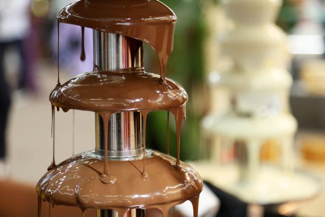 (260923) -- ALGIERS, Sept. 23, 2026 (Xinhua) -- A chocolate fountain is seen at the International Chocolate and Delicacies Exhibition (CHOCORIUM) held in Algiers, Algeria, on Sept. 23, 2026. (Photo by Billel Bensalem/Xinhua)