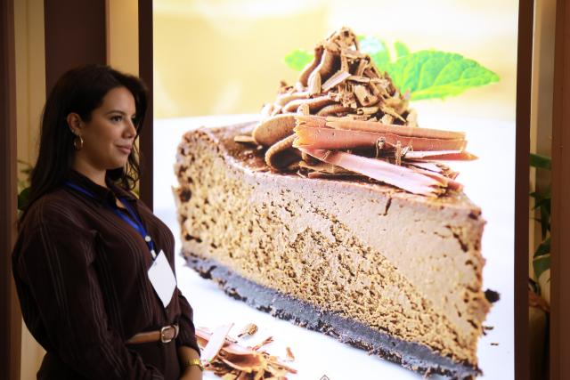(260923) -- ALGIERS, Sept. 23, 2026 (Xinhua) -- This photo taken on Sept. 23, 2026 shows a woman visiting the International Chocolate and Delicacies Exhibition (CHOCORIUM) in Algiers, Algeria. (Photo by Billel Bensalem/Xinhua)