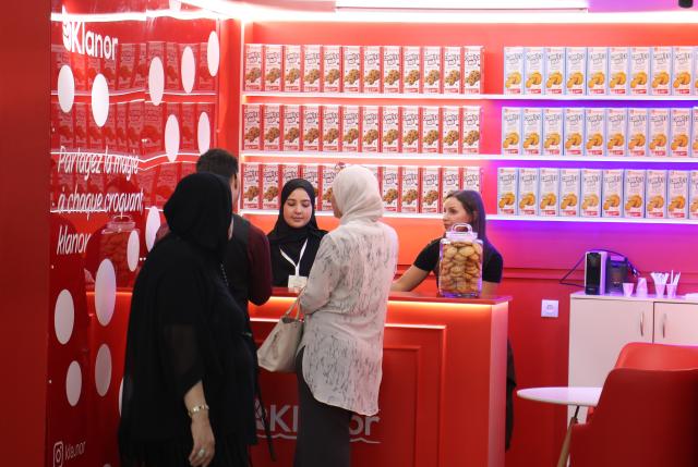 (260923) -- ALGIERS, Sept. 23, 2026 (Xinhua) -- This photo taken on Sept. 23, 2026 shows people visiting the International Chocolate and Delicacies Exhibition (CHOCORIUM) in Algiers, Algeria. (Photo by Billel Bensalem/Xinhua)