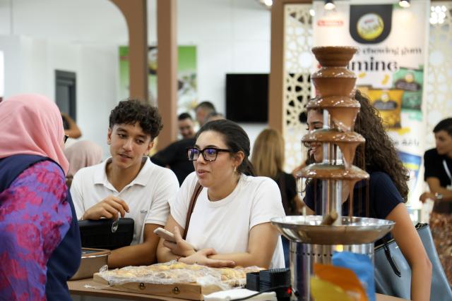 (260923) -- ALGIERS, Sept. 23, 2026 (Xinhua) -- This photo taken on Sept. 23, 2026 shows people visiting the International Chocolate and Delicacies Exhibition (CHOCORIUM) in Algiers, Algeria. (Photo by Billel Bensalem/Xinhua)