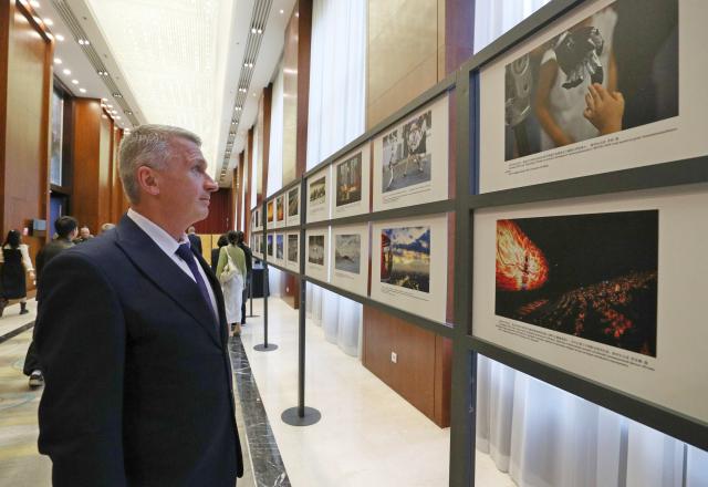 (260924) -- MINSK, Sept. 24, 2026 (Xinhua) -- A man visits a photo exhibition showcasing achievements of Chinese modernization, in Minsk, Belarus, Sept. 22, 2026. A photo exhibition showcasing achievements of Chinese modernization was held in the capital of Belarus on Tuesday.
   More than 400 representatives from the governments and various sectors of society of Belarus and China attended the event.
   The exhibition was held during a reception hosted by the Chinese Embassy in Belarus to celebrate the 77th anniversary of the founding of the People's Republic of China. It featured more than 40 selected Xinhua photographs presenting the great achievements of Chinese modernization under the leadership of the Communist Party of China from economic, social, cultural and ecological perspectives. (Xinhua/Henadz Zhinkov)