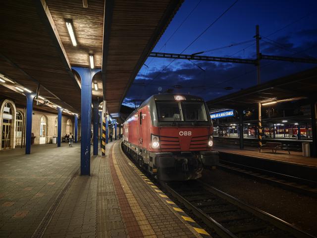 (260923) -- BRATISLAVA, Sept. 23, 2026 (Xinhua) -- Photo taken with a mobile phone on Sept. 21, 2026 shows a train arriving at Main Railway Station in Bratisalva, Slovakia. Slovakia will cut second-class passenger train fares by 50 percent for one month starting from Oct. 1, Prime Minister Robert Fico announced Wednesday after a government meeting.
TO GO WITH "Slovakia to halve 2nd-class train fares amid rising fuel prices" (Xinhua/Liu Haodong)