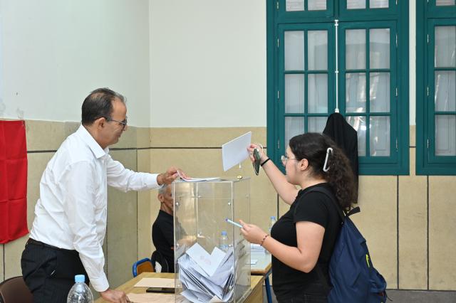 (260923) -- RABAT, Sept. 23, 2026 (Xinhua) -- A voter casts her ballot at a polling station in Rabat, Morocco, Sept. 23, 2026. Polling stations opened on Wednesday morning across Morocco for legislative elections to renew the 395 members of the House of Representatives, parliament's lower house. (Photo by Aissa/Xinhua)