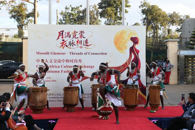 (260923) -- NAIROBI, Sept. 23, 2026 (Xinhua) -- Performers play drums at the China-Africa Cultural Exchange Mid-Autumn Fashion Show in Nairobi, Kenya, Sept. 23, 2026. The China-Africa Cultural Exchange Mid-Autumn Fashion Show was held at the Confucius Institute of the University of Nairobi in Kenya on September 23. (Xinhua/Liu Qiong)