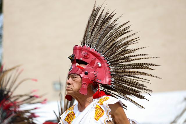 (260923) -- MEXICO CITY, Sept. 23, 2026 (Xinhua) -- A traditional dancer participates in a community dance event in Mexico City, Mexico, Sept. 23, 2026. (Photo by Francisco Canedo/Xinhua)