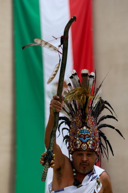 (260923) -- MEXICO CITY, Sept. 23, 2026 (Xinhua) -- A traditional dancer participates in a community dance event in Mexico City, Mexico, Sept. 23, 2026. (Photo by Francisco Canedo/Xinhua)