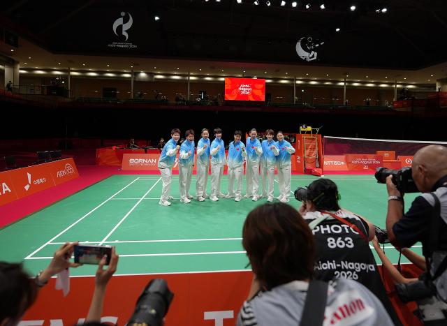(260924) -- ICHINOMIYA, Sept. 24, 2026 (Xinhua) -- Players of team China cheer and pose ahead of the women's team final match of badminton between China and Japan at the 20th Asian Games Aichi-Nagoya 2026 in Ichinomiya of Aichi Prefecture, Japan, Sept. 24, 2026. (Xinhua/Hou Zhaokang)
