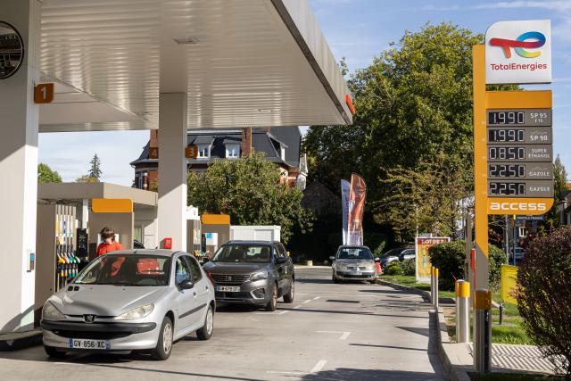 (260924) -- LILLE, Sept. 24, 2026 (Xinhua) -- Cars get refueled at a petrol station in Villeneuve-d'Ascq, north France, Sept. 23, 2026. The French government on Tuesday unveiled a new aid package to help households and key sectors cope with surging fuel prices, with the measures expected to have a budgetary cost of around 450 million euros (513 million U.S. dollars).
   TO GO WITH "France announces 450-mln-euro aid package amid surging fuel prices" (Photo by Sebastien Courdji/Xinhua)