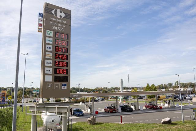 (260924) -- LILLE, Sept. 24, 2026 (Xinhua) -- Gas prices are displayed at a petrol station in Wasquehal, north France, Sept. 23, 2026. The French government on Tuesday unveiled a new aid package to help households and key sectors cope with surging fuel prices, with the measures expected to have a budgetary cost of around 450 million euros (513 million U.S. dollars).
   TO GO WITH "France announces 450-mln-euro aid package amid surging fuel prices" (Photo by Sebastien Courdji/Xinhua)