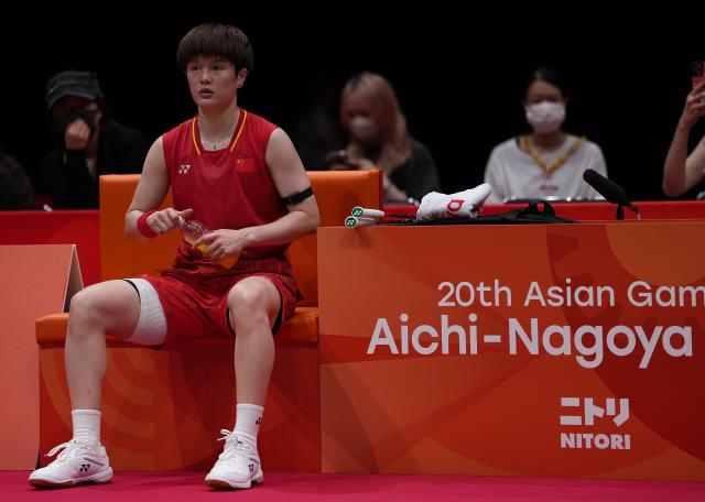 (260924) -- ICHINOMIYA, Sept. 24, 2026 (Xinhua) -- Wang Zhiyi of team China rests in the break of the singles match against Yamaguchi Akane of team Japan during the badminton women's team final between China and Japan at the 20th Asian Games Aichi-Nagoya 2026 in Ichinomiya of Aichi Prefecture, Japan, Sept.24, 2026. (Xinhua/Li Bo)