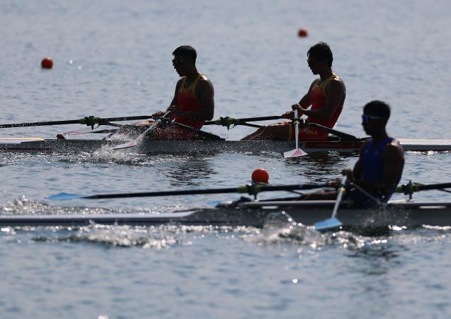 (260924) -- NAGOYA, Sept. 24, 2026 (Xinhua) -- Nie Yide (L)/Yi Xudi (C) of China compete during the Men's Double Sculls Final A of Rowing at the 20th Asian Games Aichi-Nagoya 2026 in Kaizu of Gifu Prefecture, Japan, Sept. 24, 2026. (Xinhua/Jia Haocheng)