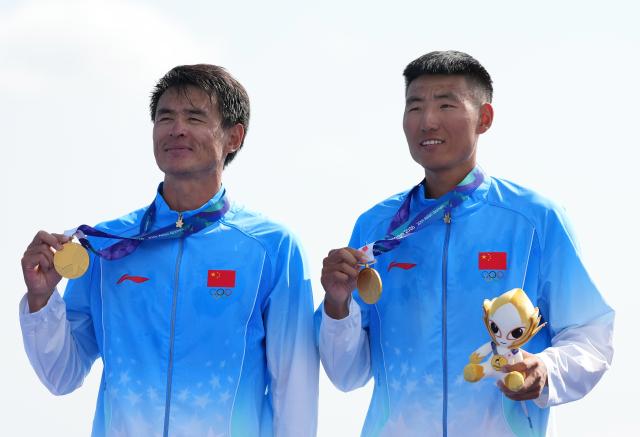 (260924) -- NAGOYA, Sept. 24, 2026 (Xinhua) -- Gold medalists Nie Yide (R)/Yi Xudi of China pose during the victory ceremony for the Men's Double Sculls of Rowing at the 20th Asian Games Aichi-Nagoya 2026 in Kaizu of Gifu Prefecture, Japan, Sept. 24, 2026. (Xinhua/Zhou Mi)