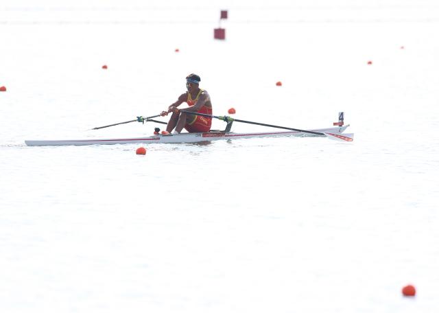 (260924) -- NAGOYA, Sept. 24, 2026 (Xinhua) -- Deng Zhiwei of China competes during the Men's Single Sculls Final A of Rowing at the 20th Asian Games Aichi-Nagoya 2026 in Kaizu of Gifu Prefecture, Japan, Sept. 24, 2026. (Xinhua/Jia Haocheng)