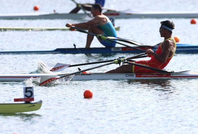 (260924) -- NAGOYA, Sept. 24, 2026 (Xinhua) -- Deng Zhiwei (front) of China competes during the Men's Single Sculls Final A of Rowing at the 20th Asian Games Aichi-Nagoya 2026 in Kaizu of Gifu Prefecture, Japan, Sept. 24, 2026. (Xinhua/Jia Haocheng)