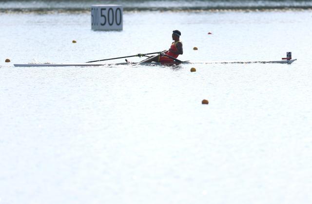 (260924) -- NAGOYA, Sept. 24, 2026 (Xinhua) -- Deng Zhiwei of China competes during the Men's Single Sculls Final A of Rowing at the 20th Asian Games Aichi-Nagoya 2026 in Kaizu of Gifu Prefecture, Japan, Sept. 24, 2026. (Xinhua/Jia Haocheng)