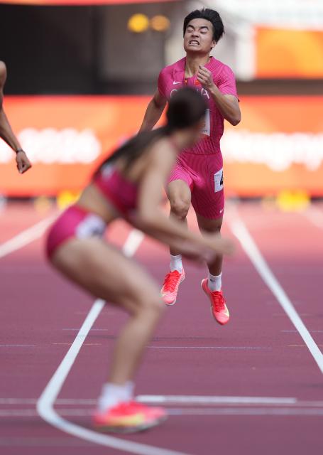 (260924) -- NAGOYA, Sept. 24, 2026 (Xinhua) -- Liang Baotang (rear) of China competes during the mixed 4X400m relay heats of Athletics at the 20th Asian Games Aichi-Nagoya 2026 in Nagoya, Japan, Sept. 24, 2026. (Xinhua/Lui Siu Wai)