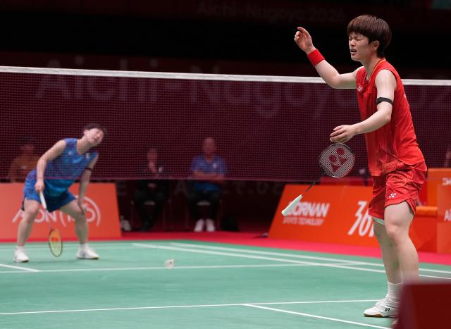 (260924) -- ICHINOMIYA, Sept. 24, 2026 (Xinhua) -- Wang Zhiyi (R) of team China celebrates after winning the singles match against Yamaguchi Akane of team Japan during the badminton women's team final between China and Japan at the 20th Asian Games Aichi-Nagoya 2026 in Ichinomiya of Aichi Prefecture, Japan, Sept. 24, 2026. (Xinhua/Hou Zhaokang)
