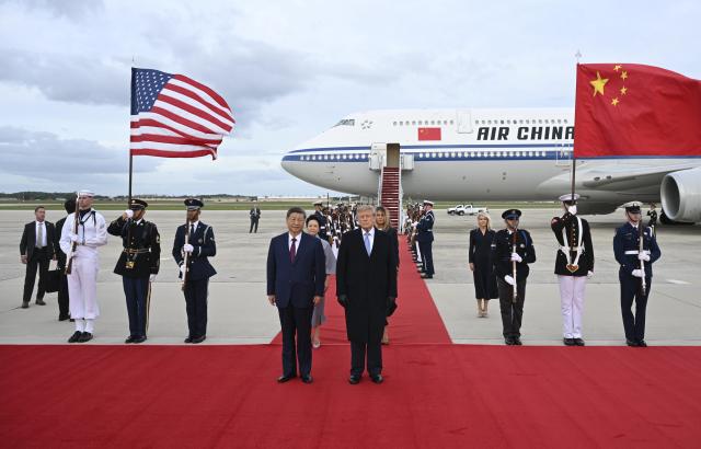 (260923) -- WASHINGTON, Sept. 23, 2026 (Xinhua) -- Chinese President Xi Jinping arrives at Joint Base Andrews on Sept. 23, 2026, for a state visit to the United States at the invitation of U.S. President Donald Trump. Xi and his wife, Peng Liyuan, were warmly greeted by Trump and his wife, Melania Trump, at the airport in a rare planeside welcome. (Xinhua/Li Xiang)