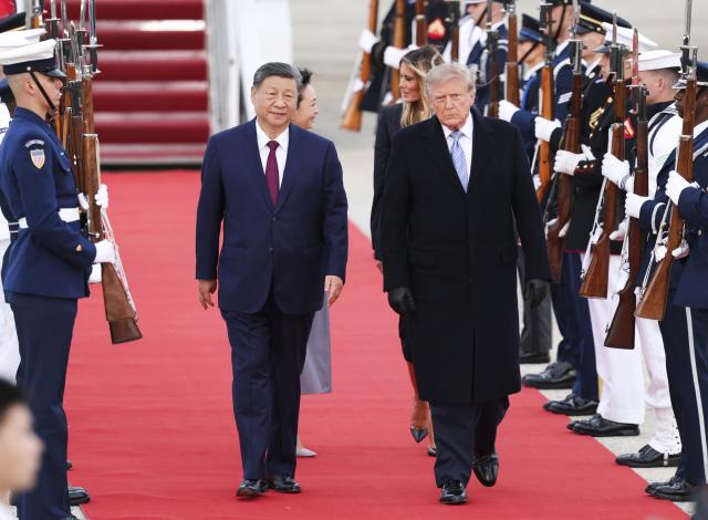 (260923) -- WASHINGTON, Sept. 23, 2026 (Xinhua) -- Chinese President Xi Jinping arrives at Joint Base Andrews on Sept. 23, 2026, for a state visit to the United States at the invitation of U.S. President Donald Trump. Xi and his wife, Peng Liyuan, were warmly greeted by Trump and his wife, Melania Trump, at the airport in a rare planeside welcome. (Xinhua/Liu Bin)