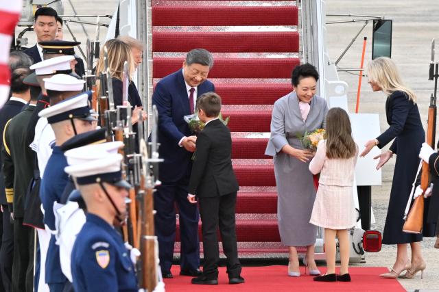 (260923) -- WASHINGTON, Sept. 23, 2026 (Xinhua) -- U.S. children present flowers to Chinese President Xi Jinping and his wife Peng Liyuan at Joint Base Andrews in the United States, Sept. 23, 2026. Xi arrived at Joint Base Andrews on Wednesday afternoon for a state visit to the United States at the invitation of U.S. President Donald Trump. Xi and Peng were warmly greeted by Trump and his wife, Melania Trump, at the airport in a rare planeside welcome. (Xinhua/Zhai Jianlan)