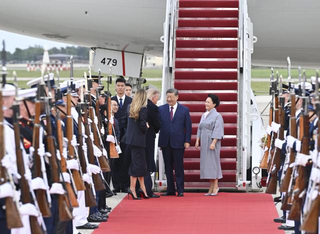 (260923) -- WASHINGTON, Sept. 23, 2026 (Xinhua) -- Chinese President Xi Jinping arrives at Joint Base Andrews on Sept. 23, 2026, for a state visit to the United States at the invitation of U.S. President Donald Trump. Xi and his wife, Peng Liyuan, were warmly greeted by Trump and his wife, Melania Trump, at the airport in a rare planeside welcome. (Xinhua/Li Xiang)