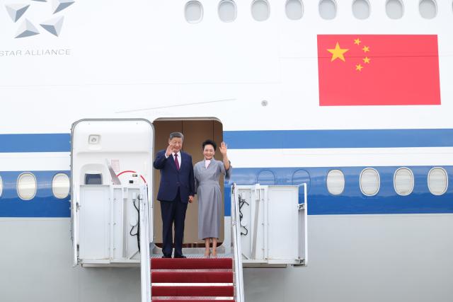 (260923) -- WASHINGTON, Sept. 23, 2026 (Xinhua) -- Chinese President Xi Jinping and his wife Peng Liyuan step out of the airplane cabin upon their arrival at Joint Base Andrews in the United States on Sept. 23, 2026. Xi arrived at Joint Base Andrews on Wednesday afternoon for a state visit to the United States at the invitation of U.S. President Donald Trump. Xi and Peng were warmly greeted by Trump and his wife, Melania Trump, at the airport in a rare planeside welcome. (Xinhua/Liu Bin)