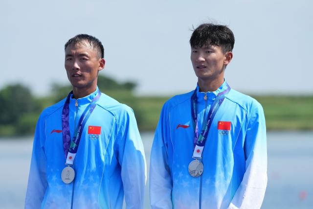 (260924) -- NAGOYA, Sept. 24, 2026 (Xinhua) -- Silver medalists Yang Mengshuai (L)/Cao Chuang of China pose during the victory ceremony for the Men's Pair of Rowing at the 20th Asian Games Aichi-Nagoya 2026 in Kaizu of Gifu Prefecture, Japan, Sept. 24, 2026. (Xinhua/Zhou Mi)
