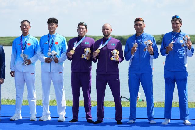 (260924) -- NAGOYA, Sept. 24, 2026 (Xinhua) -- Gold medalists Ivan Chernukhin (3rd L)/Vladislav Yakovlev (3rd R) of Kazakhstan, silver medalists Yang Mengshuai (1st L)/Cao Chuang (2nd L) of China and Maksim Golubev (1st R)/Alisher Turdiev of Uzbekistan pose during the victory ceremony for the Men's Pair of Rowing at the 20th Asian Games Aichi-Nagoya 2026 in Kaizu of Gifu Prefecture, Japan, Sept. 24, 2026. (Xinhua/Zhou Mi)