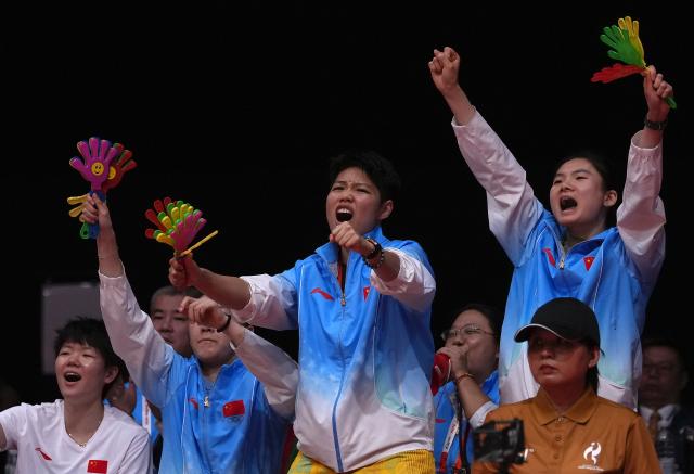 (260924) -- ICHINOMIYA, Sept. 24, 2026 (Xinhua) -- Members of team China react during the badminton women's team final between China and Japan at the 20th Asian Games Aichi-Nagoya 2026 in Ichinomiya of Aichi Prefecture, Japan, Sept. 24, 2026. (Xinhua/Li Bo)