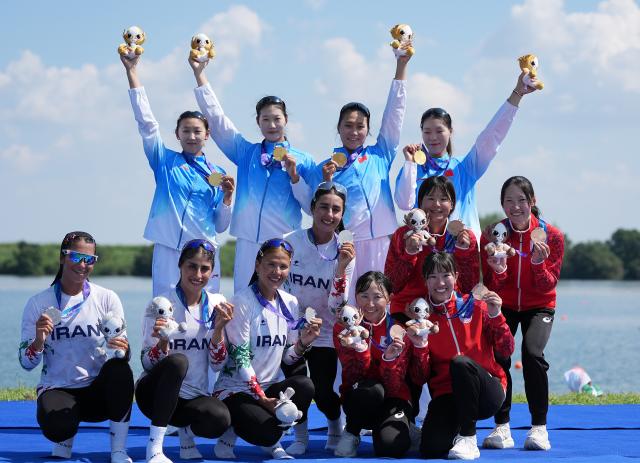 (260924) -- NAGOYA, Sept. 24, 2026 (Xinhua) -- Gold medalist team China (top), silver medalist team Iran (bottom L) and bronze medalist team Japan pose during the victory ceremony for the Women's Quadruple Sculls of Rowing at the 20th Asian Games Aichi-Nagoya 2026 in Kaizu of Gifu Prefecture, Japan, Sept. 24, 2026. (Xinhua/Zhou Mi)