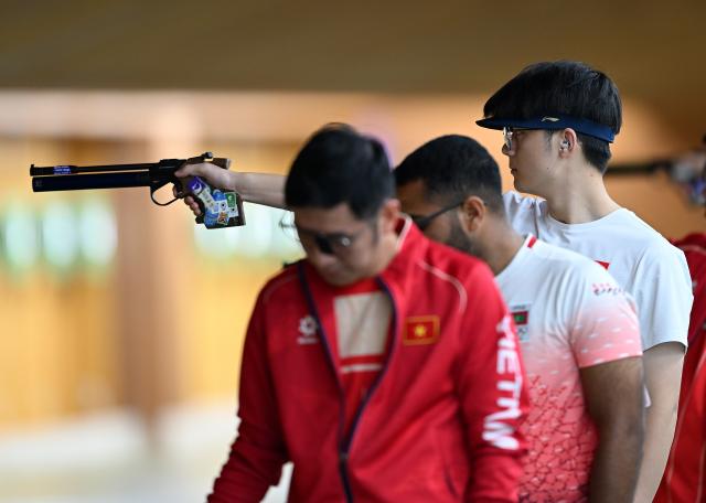 (260924) -- TOYOTA, Sept. 24, 2026 (Xinhua) -- Bu Shuaihang (R) of China competes during the 10m Air Pistol Men Team Final of shooting at the 20th Asian Games Aichi-Nagoya 2026 in Toyota of Aichi Prefecture, Japan, Sept. 24, 2026. (Xinhua/Liu Lei)