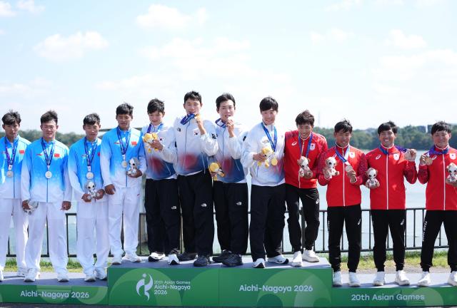 (260924) -- NAGOYA, Sept. 24, 2026 (Xinhua) -- Gold medalists team South Korea (C), silver medalists team China (L) and bronze medalist team Japan pose during the victory ceremony for the Men's Kayak Four 500m of Canoe Sprint at the 20th Asian Games Aichi-Nagoya 2026 in Miyoshi of Aichi Prefecture, Japan, Sept. 24, 2026. (Xinhua/Luo Yuan)