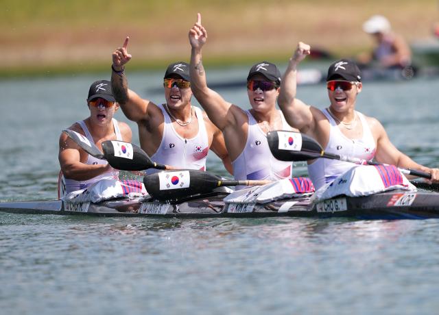 (260924) -- NAGOYA, Sept. 24, 2026 (Xinhua) -- Team South Korea celebrate after winning the Men's Kayak Four 500m Final A of Canoe Sprint at the 20th Asian Games Aichi-Nagoya 2026 in Miyoshi of Aichi Prefecture, Japan, Sept. 24, 2026. (Xinhua/Luo Yuan)
