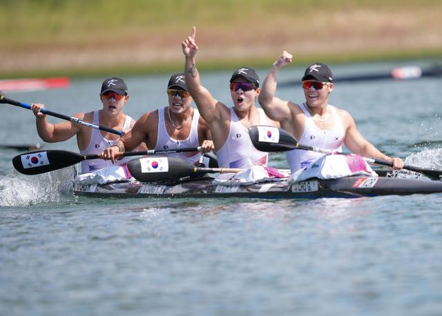 (260924) -- NAGOYA, Sept. 24, 2026 (Xinhua) -- Team South Korea celebrate after winning the Men's Kayak Four 500m Final A of Canoe Sprint at the 20th Asian Games Aichi-Nagoya 2026 in Miyoshi of Aichi Prefecture, Japan, Sept. 24, 2026. (Xinhua/Luo Yuan)