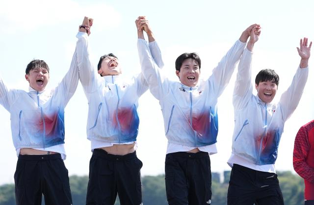 (260924) -- NAGOYA, Sept. 24, 2026 (Xinhua) -- Gold medalists team South Korea celebrate during the victory ceremony for the Men's Kayak Four 500m of Canoe Sprint at the 20th Asian Games Aichi-Nagoya 2026 in Miyoshi of Aichi Prefecture, Japan, Sept. 24, 2026. (Xinhua/Luo Yuan)