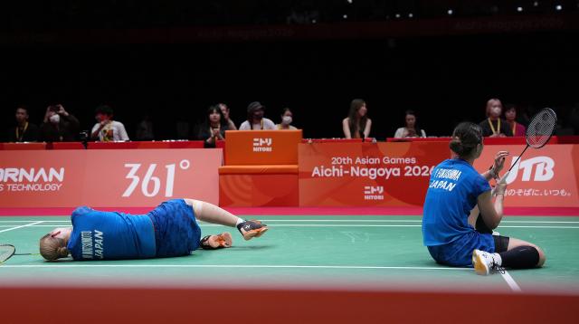 (260924) -- ICHINOMIYA, Sept. 24, 2026 (Xinhua) -- Fukushima Yuki (R)/Matsumoto Mayu of team Japan react during the doubles match against Liu Shengshu/Tan Ning of team China of the badminton women's team final between China and Japan at the 20th Asian Games Aichi-Nagoya 2026 in Ichinomiya of Aichi Prefecture, Japan, Sept. 24, 2026. (Xinhua/Hou Zhaokang)