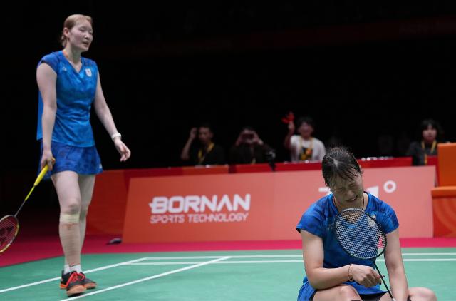 (260924) -- ICHINOMIYA, Sept. 24, 2026 (Xinhua) -- Fukushima Yuki (R)/Matsumoto Mayu of team Japan react during the doubles match against Liu Shengshu/Tan Ning of team China of the badminton women's team final between China and Japan at the 20th Asian Games Aichi-Nagoya 2026 in Ichinomiya of Aichi Prefecture, Japan, Sept. 24, 2026. (Xinhua/Hou Zhaokang)