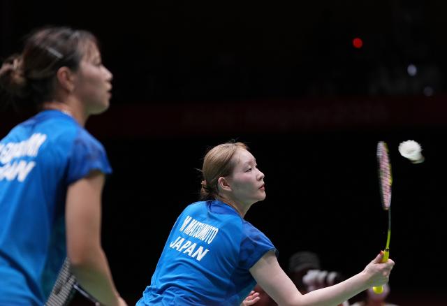 (260924) -- ICHINOMIYA, Sept. 24, 2026 (Xinhua) -- Fukushima Yuki/Matsumoto Mayu (R) of team Japan compete during the doubles match against Liu Shengshu/Tan Ning of team China of the badminton women's team final between China and Japan at the 20th Asian Games Aichi-Nagoya 2026 in Ichinomiya of Aichi Prefecture, Japan, Sept. 24, 2026. (Xinhua/Hou Zhaokang)