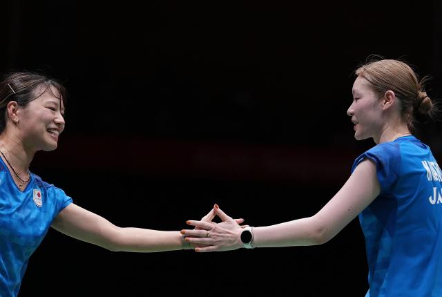 (260924) -- ICHINOMIYA, Sept. 24, 2026 (Xinhua) -- Fukushima Yuki (L)/Matsumoto Mayu of team Japan react during the doubles match against Liu Shengshu/Tan Ning of team China of the badminton women's team final between China and Japan at the 20th Asian Games Aichi-Nagoya 2026 in Ichinomiya of Aichi Prefecture, Japan, Sept. 24, 2026. (Xinhua/Hou Zhaokang)