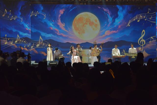 (260924) -- PHNOM PENH, Sept. 24, 2026 (Xinhua) -- Artists perform at a Mid-Autumn Festival gala in Phnom Penh, Cambodia on Sept. 23, 2026. A Mid-Autumn Festival gala came alive here on Wednesday evening as Chinese and Cambodian artists delivered a captivating joint performance, beautifully reflecting the cultural harmony between the two nations. (Photo by Phearum/Xinhua)