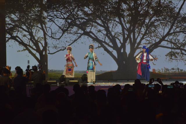 (260924) -- PHNOM PENH, Sept. 24, 2026 (Xinhua) -- Artists perform at a Mid-Autumn Festival gala in Phnom Penh, Cambodia on Sept. 23, 2026. A Mid-Autumn Festival gala came alive here on Wednesday evening as Chinese and Cambodian artists delivered a captivating joint performance, beautifully reflecting the cultural harmony between the two nations. (Photo by Phearum/Xinhua)
