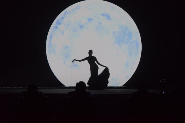 (260924) -- PHNOM PENH, Sept. 24, 2026 (Xinhua) -- A dancer performs at a Mid-Autumn Festival gala in Phnom Penh, Cambodia on Sept. 23, 2026. A Mid-Autumn Festival gala came alive here on Wednesday evening as Chinese and Cambodian artists delivered a captivating joint performance, beautifully reflecting the cultural harmony between the two nations. (Photo by Phearum/Xinhua)