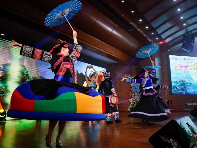 (260924) -- YANGON, Sept. 24, 2026 (Xinhua) -- Artists perform traditional dances during an event to celebrate the upcoming Mid-Autumn Festival in Yangon, Myanmar, Sept. 23, 2026. TO GO WITH "Asia-Pacific Community: Mooncakes, tea foster China-Myanmar cultural harmony" (Xinhua/Myo Kyaw Soe)